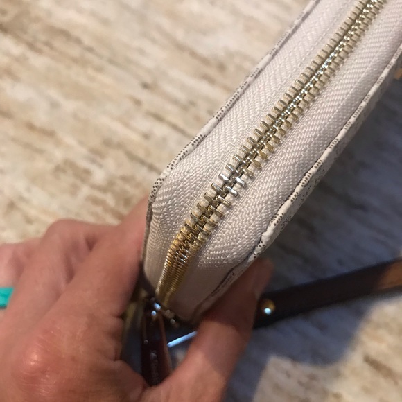 ❌SOLD❌NWT Michael Kors Lg Travel Wallet/Wristlet - Picture 3 of 8